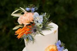 Professionelles Hochzeitsfoto von Brautpaar bei authentischer Trauung und Feier in Norddeutschland