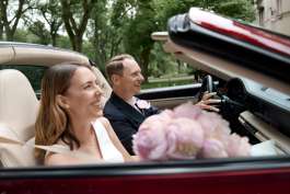 Heiraten in Bremen Professionelles Hochzeitsfoto von Brautpaar bei authentischer Trauung und Feier.